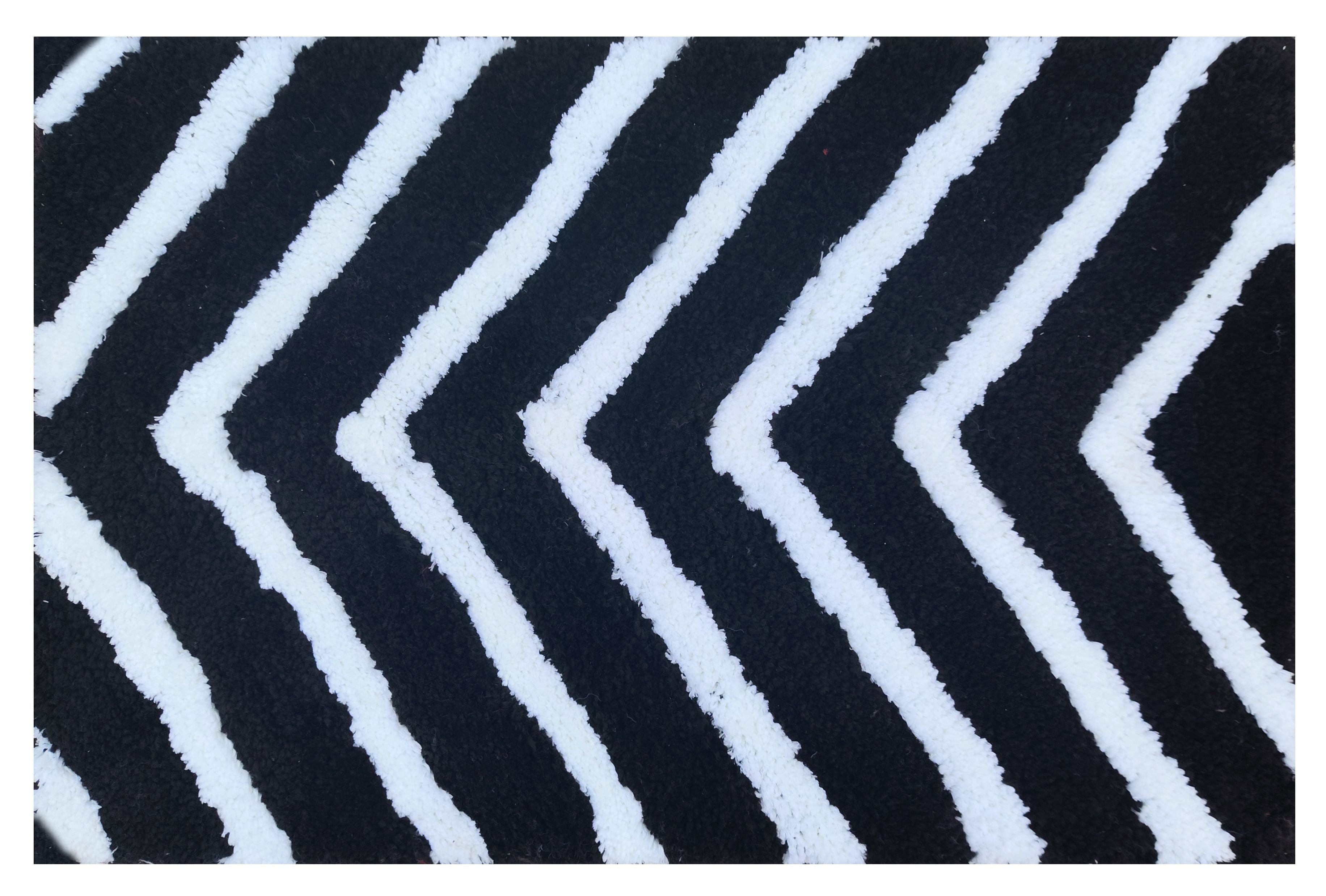 Microfiber arrow design floor rug 40x60 cm by Ishran