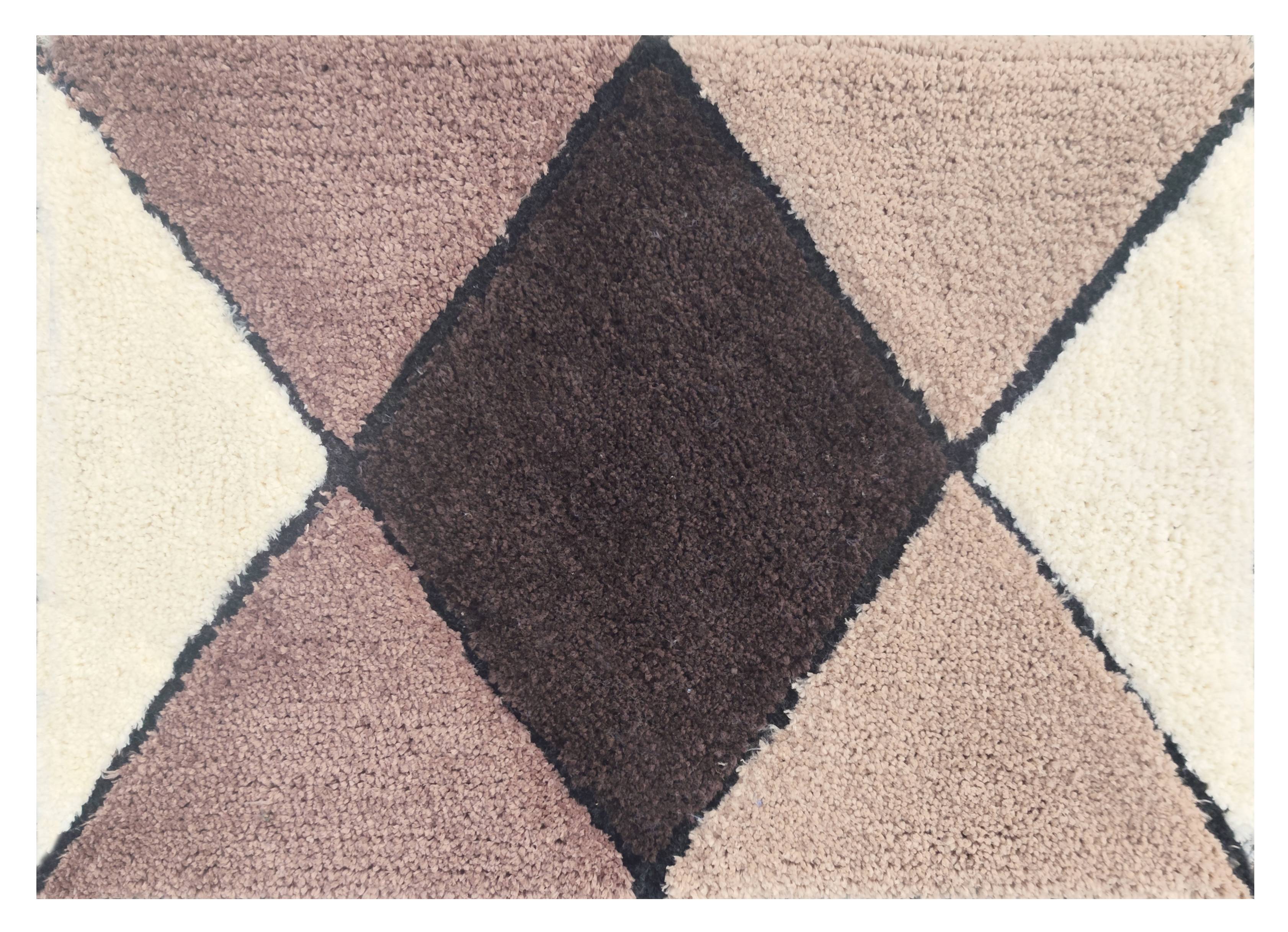 Bathroom Rug - Microfiber tufted bathmat design in soft colors, perfect for everyday use in your bathroom.